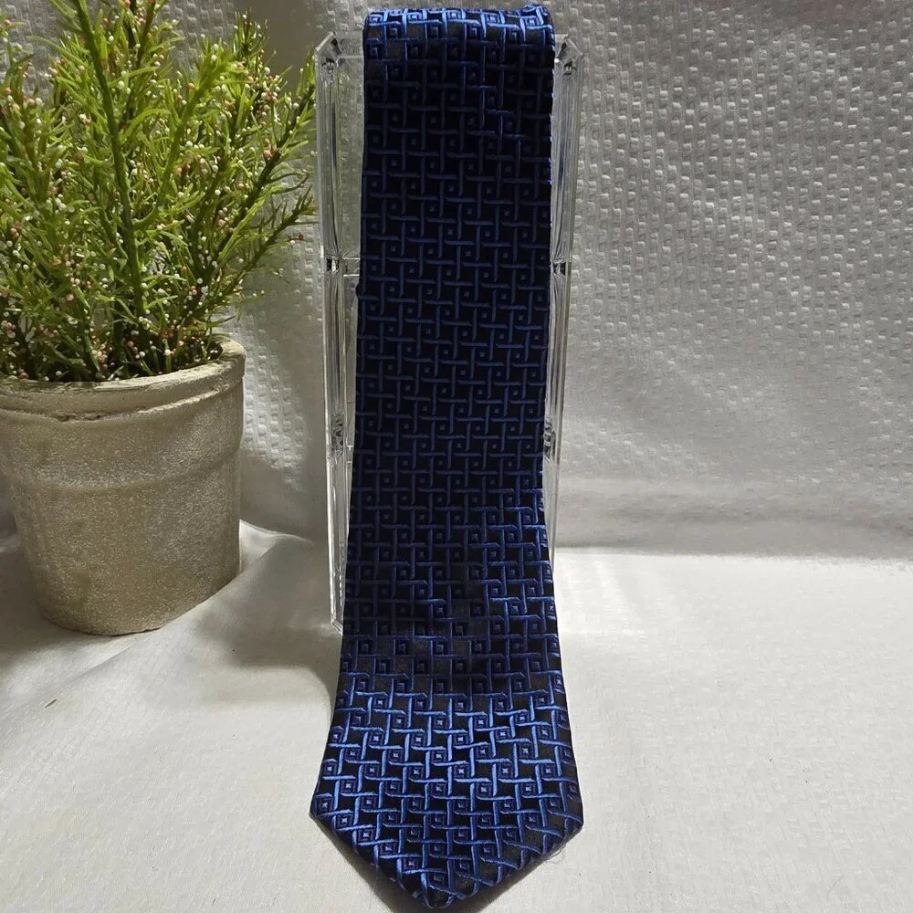MENS SILK TIE BLACK WITH BLUE SQUARE DESIGN CLASSY TIE EXCELLENT CONDITION